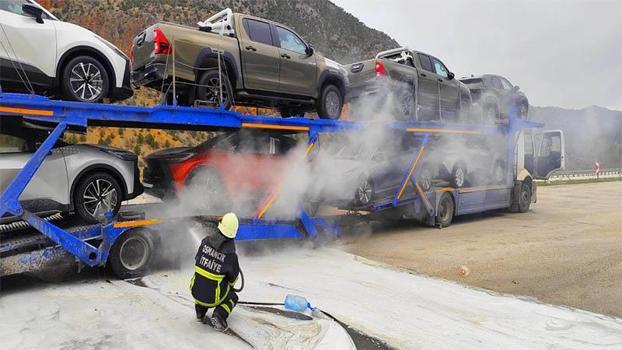 Çorum'da lüks araç yüklü TIR'da yangın çıktı