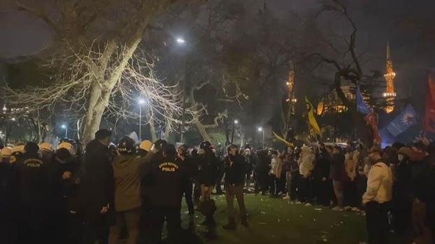 Saraçhane'deki kalabalık içerisinde taşkınlık çıkaranlara polis müdahalesi
