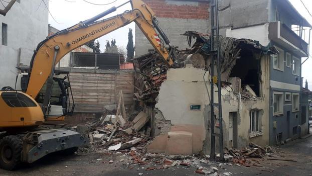Osmangazi'de metruk binalar yıkılıyor