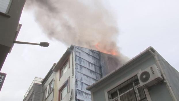 Beyoğlu'nda 3 katlı binada yangın