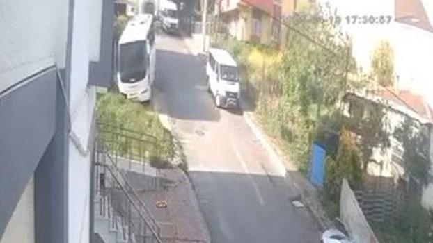 El freni boşalan midibüsün apartman girişine düştüğü kaza kamerada