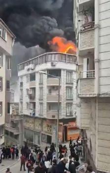 İstanbul- Esenyurt'ta 5 katlı binada yangın paniği