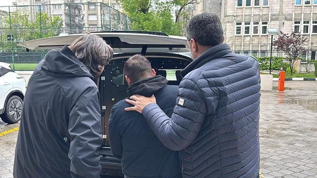 Kız arkadaşına baktığını iddia ettiği kişiyi bıçakla yaraladı