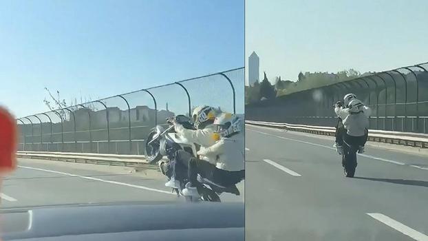 Sarıyer TEM Otoyolu'nda motosikletlinin tek teker üzerinde tehlikeli sürüşü kamerada