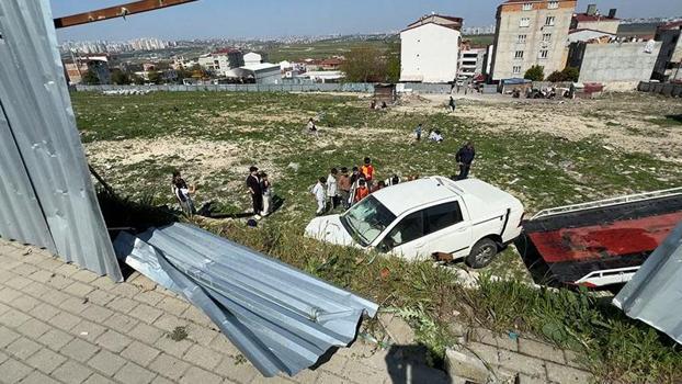 Avcılar'da sürücüsünün hakimiyetini kaybettiği kamyonet arsaya düştü