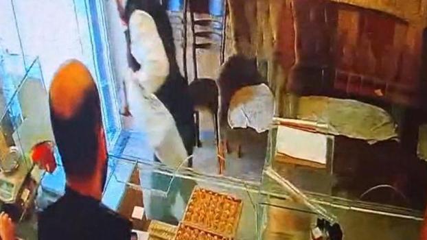 Sultanbeyli'de kuyumcudan 570 bin lira değerinde altın çaldı; hırsızlık kamerada