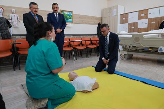 Başkan Yazıcıoğlu, öğrencilerden ilk yardım dersi aldı
