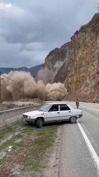Gümüşhane-Tirebolu karayolunda heyelan yolu kapattı; o anlar kamerada