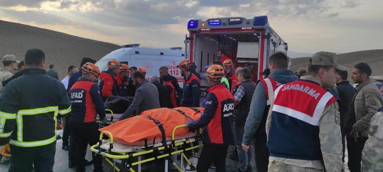 Van'da kamyonla yolcu minibüsü çarpıştı; 6 ölü, 13 yaralı (2)- Yeniden