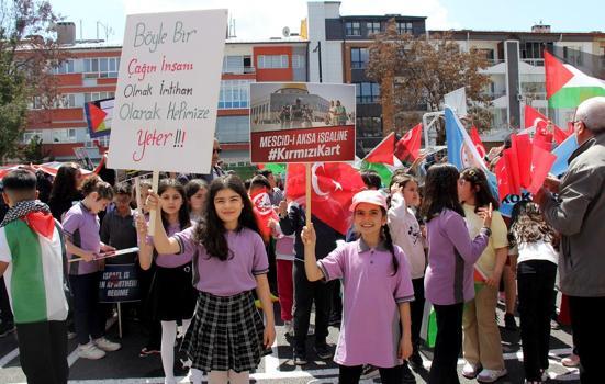 Sivas'ta öğrenciler Filistinli çocuklar için yürüdü