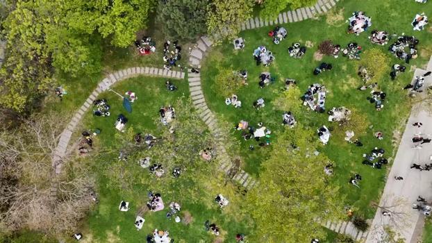 İstanbul - İstanbul'da deprem sonrası Maçka Parkı'nda yoğunluk havadan görüntülendi