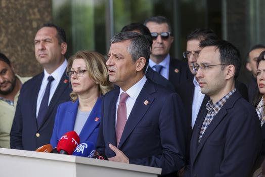İstanbul- Özgür Özel'den Sırrı Süreyya Önder'in tedavi gördüğü hastaneye ziyaret