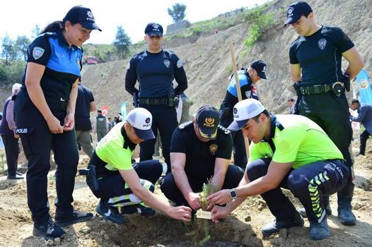 Hatay’da depremlerde hayatını kaybedenler anısına fidan dikildi