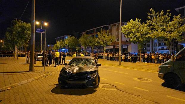 Otomobilin çarptığı iki kadın hayatını kaybetti