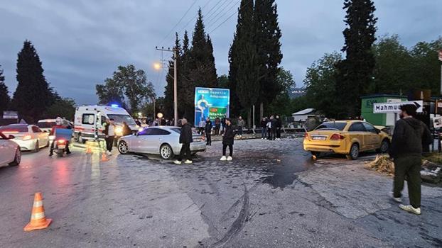 Sakarya'da taksi ile otomobilin çarpıştığı kaza kamerada: 6 yaralı