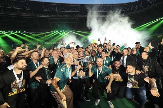 Kocaelispor'da şampiyonluk kupası sonrası kutlama
