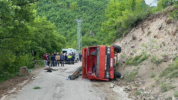 Artvin'de sondaj kamyonu devrildi; 1 ölü, 2 yaralı