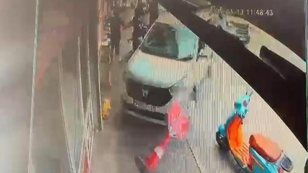 Hafif ticari araç bisikletliye çarpıp kaldırıma çıktı; yayalar son anda kurtuldu