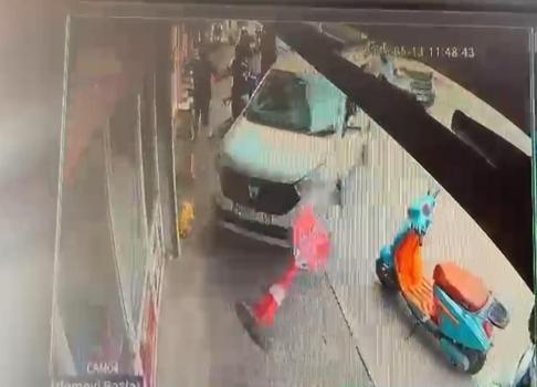 Hafif ticari araç bisikletliye çarpıp kaldırıma çıktı; yayalar son anda kurtuldu