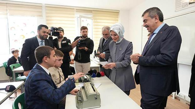 Bakanlar Tekin ve Göktaş'tan, görme engelli öğrencilere ziyaret