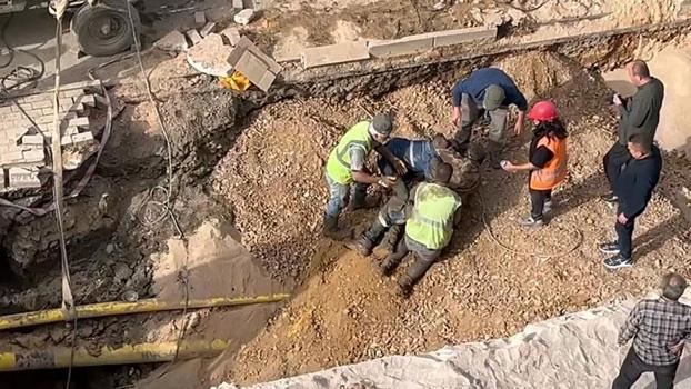 Toprak altında kalan işçinin arkadaşları tarafından kurtarılması kamerada