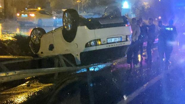 Edirne'de bariyere çarpan otomobildeki 3 kişi yaralandı; kaza kamerada