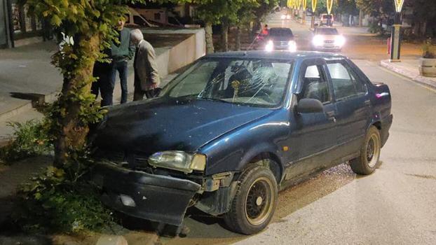 Edirne'de, ağaca çarpan otomobilin alkollü sürücüsü yaralandı