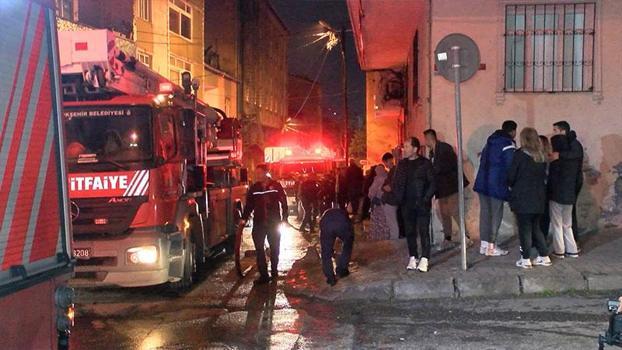 Küçükçekmece'de 7 katlı binanın çatısı alev alev yandı; havai fişek iddiası