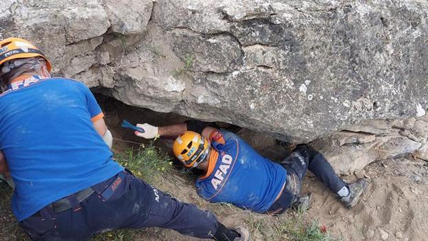 Tokat'ta, kaçak kazı yaparken üzerine devrilen kayanın altında can verdi