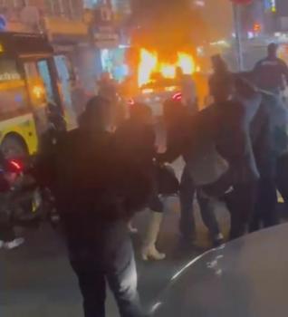 İstanbul - Küçükçekmece'de şampiyonluk kutlamalarında içerisinde havai fişek patlayan otomobil yandı