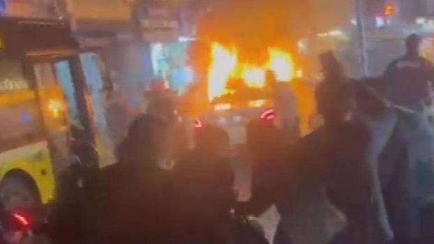 Küçükçekmece'de şampiyonluk kutlamalarında içerisinde havai fişek patlayan otomobil yandı