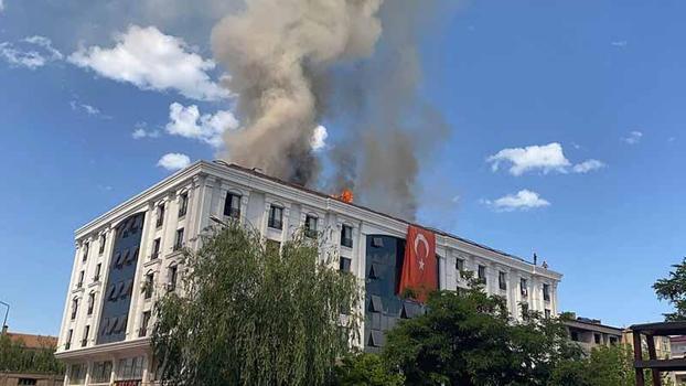Öğrenci yurdunun çatısında çıkan yangın kontrol altına alındı