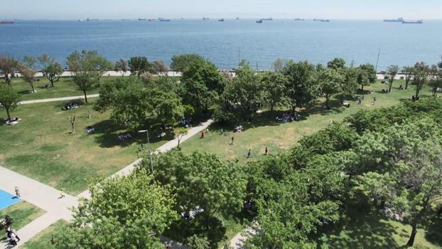 İstanbul'da tatili ve sıcak havayı fırsat bilenler park ve sahillere akın etti