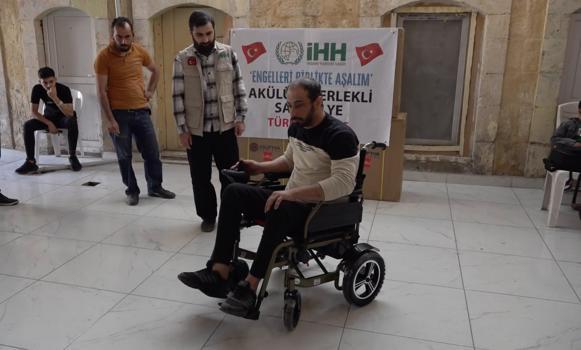 İHH, 60 adet akülü tekerlekli sandalye dağıttı