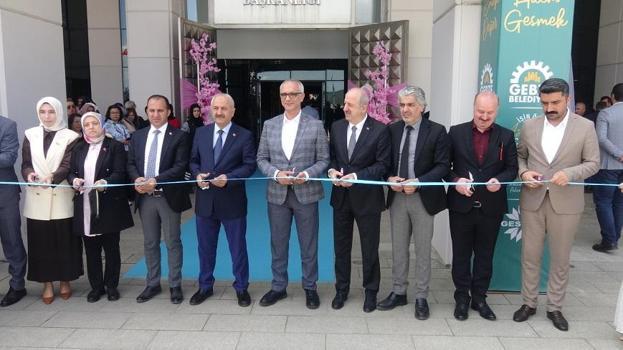 Gebze'de kursiyerlerin yıl boyunca hazırladığı eserlerden oluşan sergi açıldı