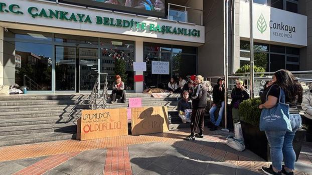 Hayvanseverlerden, belediye önünde 'ölü köpek' ile eylem
