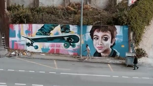 Azerbaycanlı ressam, öldürülen Minguzzi'nin portresini ve kaykayını duvara resmetti