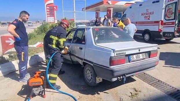 Bordür taşına çarpan otomobilin sürücüsü yaralandı