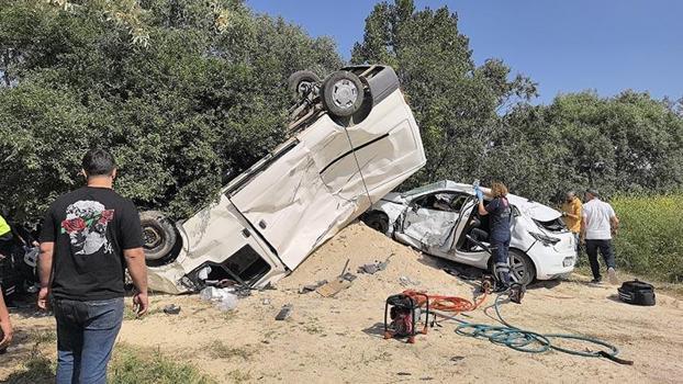 Otomobile çarpan minibüsün takla attığı kaza kamerada: 2'si ağır, 3 yaralı