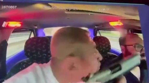 Taksiciyi silahla tehdit eden şüpheli tutuklandı; olay anı kamerada