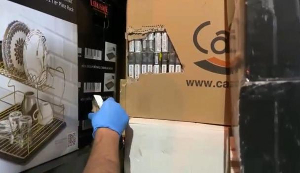 Durdurulan minibüsten 35 bin paket kaçak sigara çıktı