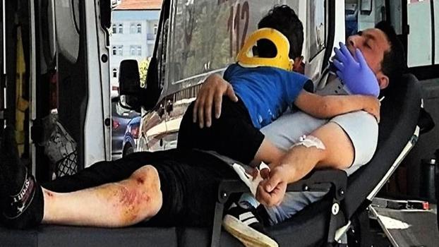 Yaralı babasıyla aynı sedyede, eldivenden şişirilen balonuyla hastaneye kaldırılan Ömer Salih, taburcu oldu