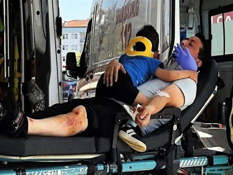 Yaralı babasıyla aynı sedyede, eldivenden şişirilen balonuyla hastaneye kaldırılan Ömer Salih, taburcu oldu