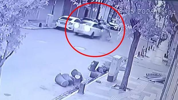Motosiklet sürücüsünün ağır yaralandığı kaza kamerada