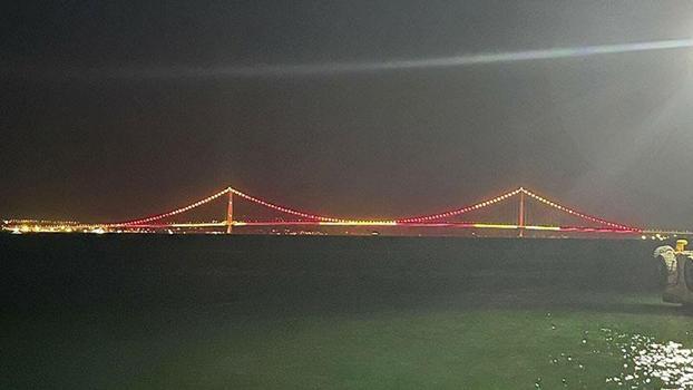 1915 Çanakkale Köprüsü sarı-kırmızı renklere büründü