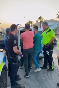 Bodrum'da makas atarak ilerleyen alkollü sürücü ile arkadaşları polise saldırdı; 3 gözaltı