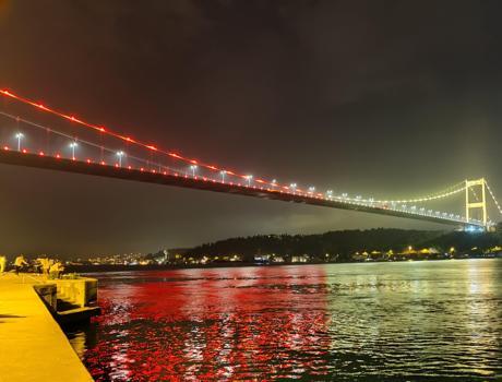 İstanbul - İstanbul'da köprüler şampiyon Galatasaray’ın renkleriyle ışıklandırıldı