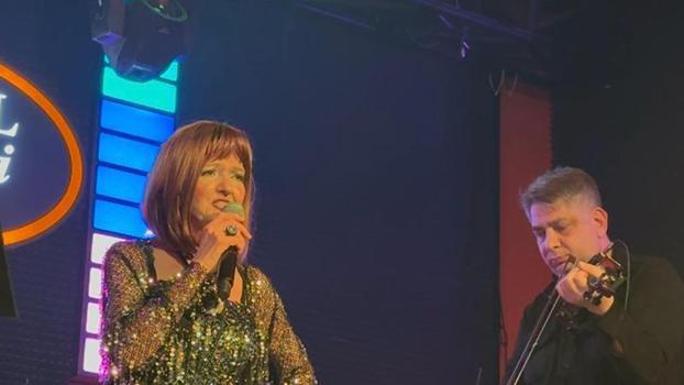 72 yaşında sahneye çıkan Gülden Karaböcek, 43 yıl önce izdiham yaşanan Londra konserini unutamıyor