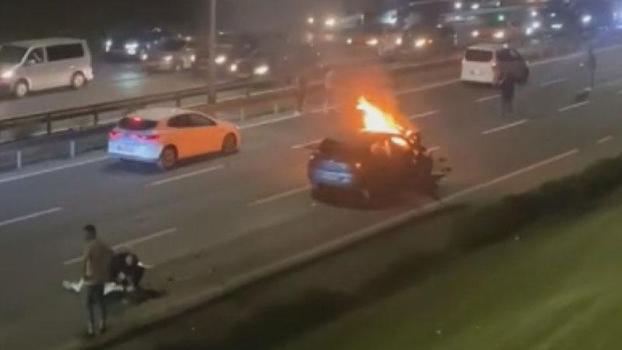 Kağıthane’de kaza yapan otomobil alev alev yandı: Sürücü yaralandı, araçta patlamalar oldu