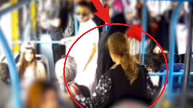 Otobüste düşürülen altın kolyeyi aldığı anlar kamerada